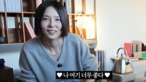 Lee Sulla Instagram - 나영님의 유튜브 채널 노필터티비에 출연했습니다. 여러분 나영님 많이 좋아하시지요? 저도 그렇습니다. 얼마나 좋아하냐면 나영님으로 만든 이모티콘 쓰고 싶을 정도예요... 아직 출시가 안 되어있길래 제가 다시 보고싶은 표정들 캡처해서 모아봤습니다... 집구경인 줄 알았는데 사실은 시(詩)에 치이는 방송입니다. 조용하고 느린 거북이가 예상외로 모든 걸 덮어버린 그런 영상... 풀버전은 나영님 유튜브 채널에서 시청해 주세요...🌷💛 놀러와주신 나영님과 촬영하시고 편집하느라 고생하신 두 피디님들 고맙습니다. 

@nayoungkeem @sullalee @__leehwon
