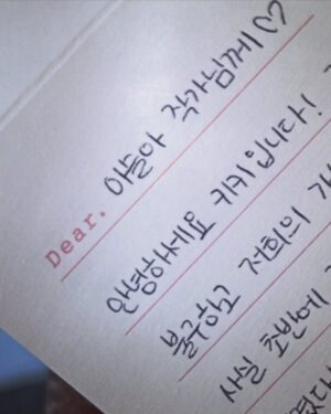 Lee Sulla Instagram - 걸그룹 kiiikiii의 데뷔를 축하합니다. 저도 느슨한 팀이 되어 작은 재주를 보탰는데요. 어떤 작업을 함께 했는지는 미니앨범 공식 발매일인 3월 24일에 소식 전하겠습니다! 우선은 키키로부터 도착한 선물 꾸러미가 너무 귀엽고 난리... 키키 멤버들의 건강과 행복을 바라요. 진짜루 화이팅이야. 나두 내 자리에서 잘해볼게...💞🍓🍞🧈🍉🍰🍇 

@kiiikiii.official

#KiiiKiii #키키 
#IDoMe #KiiiKiiiBOX #키키박스
@officialstarship