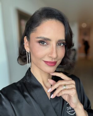 Leonor Varela Instagram - La locura y realidad detrás de estas últimas 30 horas para la Gala de Viña 🤪 
Terminé agotada pero feliz y orgullosa que les haya gustado la elección de este vestido original diseñado por Tom Ford en 2012 para Gweneth Paltrow en los Oscars 🤍 👉🏼ver foto 3 ☺️ 
Ahora puedo irme a morir tranquila 🧟‍♀️
.
.
Vestido @tomford 
Glam @crstnqtrl 
Joyas @lizziemandler_jewelry 
Uñas @_monilissima 
Booking @estebanaparicio @versusmanagement @lamoyachica 
Styling @egoegocl 
.
#shotoniphone