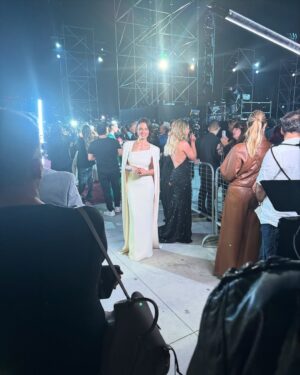 Leonor Varela Instagram - La locura y realidad detrás de estas últimas 30 horas para la Gala de Viña 🤪 
Terminé agotada pero feliz y orgullosa que les haya gustado la elección de este vestido original diseñado por Tom Ford en 2012 para Gweneth Paltrow en los Oscars 🤍 👉🏼ver foto 3 ☺️ 
Ahora puedo irme a morir tranquila 🧟‍♀️
.
.
Vestido @tomford 
Glam @crstnqtrl 
Joyas @lizziemandler_jewelry 
Uñas @_monilissima 
Booking @estebanaparicio @versusmanagement @lamoyachica 
Styling @egoegocl 
.
#shotoniphone