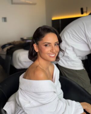 Leonor Varela Instagram - La locura y realidad detrás de estas últimas 30 horas para la Gala de Viña 🤪 
Terminé agotada pero feliz y orgullosa que les haya gustado la elección de este vestido original diseñado por Tom Ford en 2012 para Gweneth Paltrow en los Oscars 🤍 👉🏼ver foto 3 ☺️ 
Ahora puedo irme a morir tranquila 🧟‍♀️
.
.
Vestido @tomford 
Glam @crstnqtrl 
Joyas @lizziemandler_jewelry 
Uñas @_monilissima 
Booking @estebanaparicio @versusmanagement @lamoyachica 
Styling @egoegocl 
.
#shotoniphone