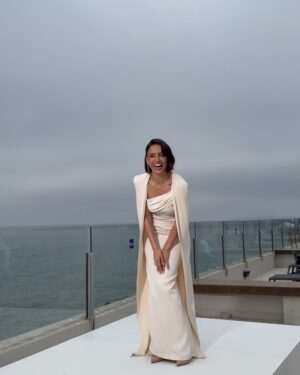Leonor Varela Instagram - La locura y realidad detrás de estas últimas 30 horas para la Gala de Viña 🤪 
Terminé agotada pero feliz y orgullosa que les haya gustado la elección de este vestido original diseñado por Tom Ford en 2012 para Gweneth Paltrow en los Oscars 🤍 👉🏼ver foto 3 ☺️ 
Ahora puedo irme a morir tranquila 🧟‍♀️
.
.
Vestido @tomford 
Glam @crstnqtrl 
Joyas @lizziemandler_jewelry 
Uñas @_monilissima 
Booking @estebanaparicio @versusmanagement @lamoyachica 
Styling @egoegocl 
.
#shotoniphone