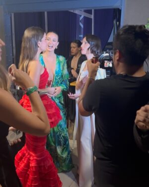 Leonor Varela Instagram - La locura y realidad detrás de estas últimas 30 horas para la Gala de Viña 🤪 
Terminé agotada pero feliz y orgullosa que les haya gustado la elección de este vestido original diseñado por Tom Ford en 2012 para Gweneth Paltrow en los Oscars 🤍 👉🏼ver foto 3 ☺️ 
Ahora puedo irme a morir tranquila 🧟‍♀️
.
.
Vestido @tomford 
Glam @crstnqtrl 
Joyas @lizziemandler_jewelry 
Uñas @_monilissima 
Booking @estebanaparicio @versusmanagement @lamoyachica 
Styling @egoegocl 
.
#shotoniphone