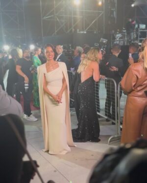Leonor Varela Instagram - La locura y realidad detrás de estas últimas 30 horas para la Gala de Viña 🤪 
Terminé agotada pero feliz y orgullosa que les haya gustado la elección de este vestido original diseñado por Tom Ford en 2012 para Gweneth Paltrow en los Oscars 🤍 👉🏼ver foto 3 ☺️ 
Ahora puedo irme a morir tranquila 🧟‍♀️
.
.
Vestido @tomford 
Glam @crstnqtrl 
Joyas @lizziemandler_jewelry 
Uñas @_monilissima 
Booking @estebanaparicio @versusmanagement @lamoyachica 
Styling @egoegocl 
.
#shotoniphone
