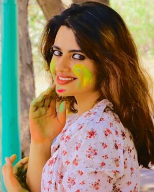 Leslie Tripathy Instagram - Holi hai 🎉💖 my dear frends enjoy the festival of love happiness