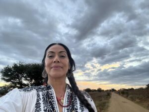 Lila Downs Instagram - ✨𝕰𝖑 𝕭𝖊𝖘𝖔 𝕿𝖔𝖚𝖗 2025 viene con muchas sorpresas lindas para ustedes .. ✨ 🙏🏾

#MúsicaNueva #LilaDowns #MúsicaMexicana

Muchas gracias al colectivo @cerro_coyote_oaxaca @averara.oax @elit_rue por recibirnos y compartir todo su arte 🪡🪡🪡🪡🪡🪡🪡🪡✨💕