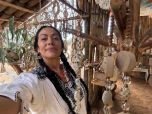 Lila Downs Instagram - ✨𝕰𝖑 𝕭𝖊𝖘𝖔 𝕿𝖔𝖚𝖗 2025 viene con muchas sorpresas lindas para ustedes .. ✨ 🙏🏾

#MúsicaNueva #LilaDowns #MúsicaMexicana

Muchas gracias al colectivo @cerro_coyote_oaxaca @averara.oax @elit_rue por recibirnos y compartir todo su arte 🪡🪡🪡🪡🪡🪡🪡🪡✨💕