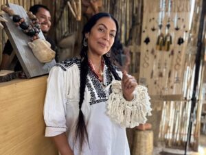 Lila Downs Instagram - ✨𝕰𝖑 𝕭𝖊𝖘𝖔 𝕿𝖔𝖚𝖗 2025 viene con muchas sorpresas lindas para ustedes .. ✨ 🙏🏾

#MúsicaNueva #LilaDowns #MúsicaMexicana

Muchas gracias al colectivo @cerro_coyote_oaxaca @averara.oax @elit_rue por recibirnos y compartir todo su arte 🪡🪡🪡🪡🪡🪡🪡🪡✨💕