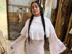 Lila Downs Instagram - ✨𝕰𝖑 𝕭𝖊𝖘𝖔 𝕿𝖔𝖚𝖗 2025 viene con muchas sorpresas lindas para ustedes .. ✨ 🙏🏾

#MúsicaNueva #LilaDowns #MúsicaMexicana

Muchas gracias al colectivo @cerro_coyote_oaxaca @averara.oax @elit_rue por recibirnos y compartir todo su arte 🪡🪡🪡🪡🪡🪡🪡🪡✨💕