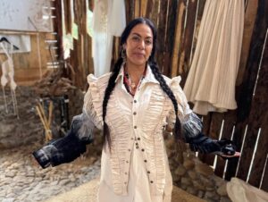 Lila Downs Instagram - ✨𝕰𝖑 𝕭𝖊𝖘𝖔 𝕿𝖔𝖚𝖗 2025 viene con muchas sorpresas lindas para ustedes .. ✨ 🙏🏾

#MúsicaNueva #LilaDowns #MúsicaMexicana

Muchas gracias al colectivo @cerro_coyote_oaxaca @averara.oax @elit_rue por recibirnos y compartir todo su arte 🪡🪡🪡🪡🪡🪡🪡🪡✨💕