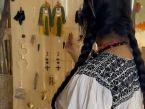 Lila Downs Instagram - ✨𝕰𝖑 𝕭𝖊𝖘𝖔 𝕿𝖔𝖚𝖗 2025 viene con muchas sorpresas lindas para ustedes .. ✨ 🙏🏾

#MúsicaNueva #LilaDowns #MúsicaMexicana

Muchas gracias al colectivo @cerro_coyote_oaxaca @averara.oax @elit_rue por recibirnos y compartir todo su arte 🪡🪡🪡🪡🪡🪡🪡🪡✨💕