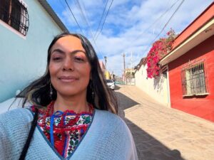 Lila Downs Instagram - Aquí gozando en la #cosecha  mercado de productos orgánicos locales en Alcalá #806 en Oaxaca de Juárez