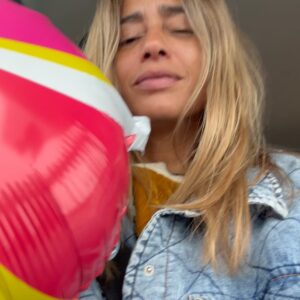 Liliana Almeida Instagram - Grata, de coração!

Fui inundada por mensagens cheias de carinho e gratidão. Prometo que vou ler cada uma, mas confesso… o coração quase não aguenta tanto amor! ❤️

Aos 42, não conto anos, conto histórias.
Sou feita de recomeços, coragem e vitórias.
Agora, só quero voar, viver o presente, o AQUI e o AGORA.
Sem pressa. Sem metas. Sem a ilusão de chegar…

Apenas SER. Apenas SENTIR. Apenas VIVER. 

O casaco é da @ninab_store ❤️

Aos meus de casa da alma da vida abraços todos em circulo.

#Gratidão #VidaPlena #AquiEAgora #ViverComAlma