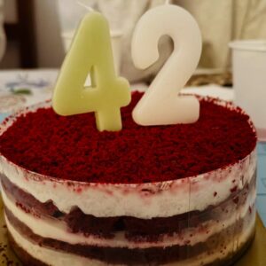 Liliana Almeida Instagram - Grata, de coração!

Fui inundada por mensagens cheias de carinho e gratidão. Prometo que vou ler cada uma, mas confesso… o coração quase não aguenta tanto amor! ❤️

Aos 42, não conto anos, conto histórias.
Sou feita de recomeços, coragem e vitórias.
Agora, só quero voar, viver o presente, o AQUI e o AGORA.
Sem pressa. Sem metas. Sem a ilusão de chegar…

Apenas SER. Apenas SENTIR. Apenas VIVER. 

O casaco é da @ninab_store ❤️

Aos meus de casa da alma da vida abraços todos em circulo.

#Gratidão #VidaPlena #AquiEAgora #ViverComAlma