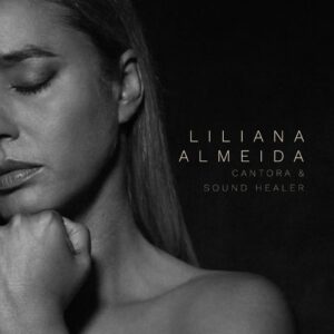 Liliana Almeida Instagram - Grata, de coração!

Fui inundada por mensagens cheias de carinho e gratidão. Prometo que vou ler cada uma, mas confesso… o coração quase não aguenta tanto amor! ❤️

Aos 42, não conto anos, conto histórias.
Sou feita de recomeços, coragem e vitórias.
Agora, só quero voar, viver o presente, o AQUI e o AGORA.
Sem pressa. Sem metas. Sem a ilusão de chegar…

Apenas SER. Apenas SENTIR. Apenas VIVER. 

O casaco é da @ninab_store ❤️

Aos meus de casa da alma da vida abraços todos em circulo.

#Gratidão #VidaPlena #AquiEAgora #ViverComAlma