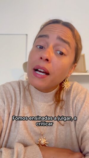 Liliana Almeida Instagram - Podia postar uma foto bem bonita de mim a agradecer-me por ser a mulher, mas existem silencios que não são meus. Vou falar de nós mulheres de União e Empatia para um Futuro Melhor

Hoje, 8 de março, não é só um dia de celebração. É um dia de reflexão.

Celebramos as nossas conquistas, mas precisamos encarar desafios que ainda enfrentamos.
Fomos ensinadas a competir, a desconfiar umas das outras, a julgar…

E por isso, muitas mulheres que já estão magoadas e exaustas são feridas por quem?
Por outras mulheres.

Mulheres presas em relacionamentos abusivos, o que ouvem:
Se ela está lá, é porque gosta.

Mães sobrecarregadas, o que ouvem:
É Mãe tem que se aguentar

Mulheres com depressão, o que ouvem:
Está armada em vítima é muito dramática 

E algumas, num desespero profundo, acreditam que a única saída é desistir.
Mas, em vez de apoio, o que encontram?
Crueldade. Julgamento. Silêncio.

O peso dessas palavras pode ser devastador.

Mas hoje, eu recuso narrativas que não me pertencem.
Percebi que esses ataques são reflexos de crenças limitativas, dores não curadas e de padroes Sociais enraizados.

Se nos unirmos, se pararmos de nos ver como inimigas,
Podemos construir um mundo onde nós mulheres em de sobreviver podemos viver e florescer e deixar para novas gerações o que iremos edificar hoje.

Que este Dia da Mulher não seja só sobre flores.
Que seja um compromisso com a mudança, com a empatia, com a união.

Contem comigo! Feliz dia das mulheres para todas ✊🏾❤️

#DiaDaMulher #Sororidade #EmpoderamentoFeminino #JuntasSomosMaisFortes #UniãoFeminina#lilianaalmeida