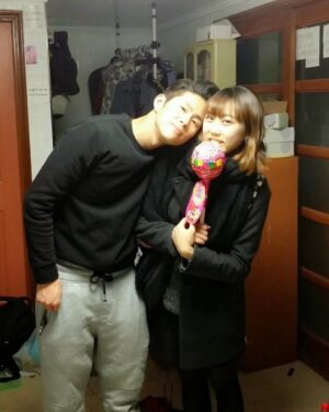 Lim La-la Instagram - 10년전 오늘! 2015년 2월 25일 민수 생일에 찍은사진.
아주 추웠던 너의 지하 작은 방에서 
아주 따뜻하고 높고 큰 사랑을 주던 너.

오늘은 10년 뒤 내 남편이 된 너의 생일이야.
그때도, 지금도, 앞으로도 내게 가장 소중한 사람!
민수야 생일 정말 축하해! ❤️🎂✨

#손민수 #탄생일 #생일축하해요
#20150225 #20250225