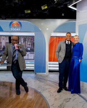 Lindsay Czarniak Instagram - Happy Fri-yay from the 3rd hour😂 We're so glad you joined us, @lindsaycz!

📸: @photonate