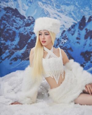 LingLing Sirilak Kwong Instagram - Merry Christmas 🎄🎁❄️⛄️

Photo @pongberryz 
Makeup @homeless_makeupb 
Hair @nuttyhair26 
Stylist @s.spritenarakza 
Assistant @noomniiiiiiiiiiiii 
Props @vvebps_
