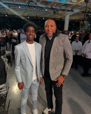 Lisa Leslie Instagram - Meeting your favorite players…Priceless❤️ Thanks to all my friends for showing MJ love and talking to him!  All-Star Weekend✨✨✨ @theofficialai3 @mrvincecarter15 #TheMatrix (Sean Marion) @damianlillard 🙏🏾🙏🏾🙏🏾🙏🏾