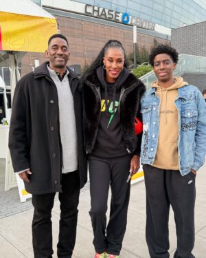 Lisa Leslie Instagram - Meeting your favorite players…Priceless❤️ Thanks to all my friends for showing MJ love and talking to him!  All-Star Weekend✨✨✨ @theofficialai3 @mrvincecarter15 #TheMatrix (Sean Marion) @damianlillard 🙏🏾🙏🏾🙏🏾🙏🏾