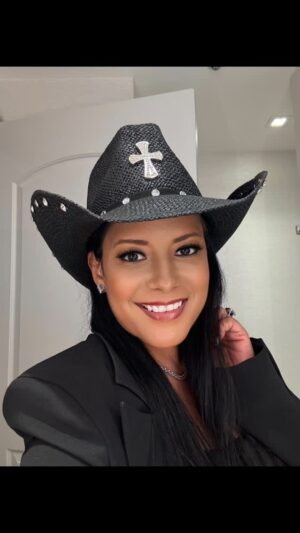 Lisa Nicole Cloud Instagram - Im officially a Texas cowgirl who did the rodeo. 
 "You like dem country girls in them cowgirl boots and daisy dukes"  Wait til I learn to line dance. 

Atl showed out at the Houston rodeo. Proud to be an #atlien @ludacris @official_je @tioffcial @tip @keithsweat 

#houstonrodeo #nvu #BOSS #lisanicolecloud #newchapter #newseason #newlevels #alive #yourhealthisyourwealth #thickfit