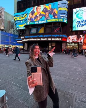 Lisseth Chavez Instagram - MOM! DAD! WE’RE IN TIME SQUARE! 🗽😱😱 @therookieabc LETS GO NYC 😭!!!!!!!