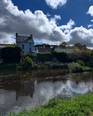 Lizzy Hoo Instagram - Asian is done. I’m Irish now. Happy st pats day ☘️ last year I was very lucky and got to go to Ireland to trace my mum’s family heritage in Ennistymon, Clare. Mum’s family name Connole means a lot in this town. You can watch on SBS OnDemand - Origin Odyssey with Shaun Micaleff 💚