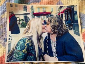 Loana Petrucciani Instagram - Cc mes Loulous ❤️❤️ je sais cette photo date de l’année dernière mais c’est mon poster .. Et c’est notre bisou chaque fois qu’on se voit.. Et encore plus de bisous depuis qu’elle est à l’hôpital.. Et jusqu’à l’infini… J’adore cette photo ❤️❤️❤️❤️ alors je partage de l’amour.. Bon dimanche mes amours ☺️. Gros bisous ❤️❤️ 💋💋💋 ❤️❤️ bisous #picoftheday #pictureoftheday #portrait #loana #beauty #celebrity #frenchgirl #miroir #naturalmakeup #loveyou #influenceuse #romantic #women #selfie #love #heart #sweet #friends #blondebombshell