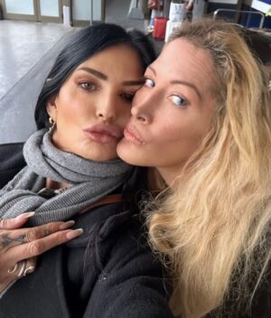 Loana Petrucciani Instagram - Câlin d’une amie venu me voir @sylvie_ortega et vous pouvez voir que tt va bien 👍… Bisous mes ❤️ mes loulous !!! 🙏 Gros bisous ❤️❤️ 💋💋💋 ❤️❤️ bisous #picoftheday #pictureoftheday #portrait #loana #beauty #celebrity #frenchgirl #miroir #naturalmakeup #loveyou #influenceuse #romantic #women #selfie #love #heart #sweet #friends #blondebombshell