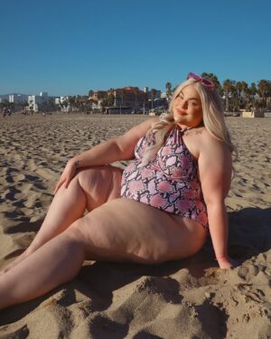 Loey Lane Instagram - A good beach body is any body that’s currently at the beach, hope that helps ☀️🌊