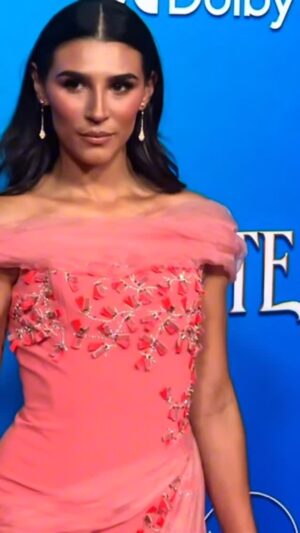 Lorena Andrea Instagram - Every queen needs a fairy god-glam team 🪄💖✨

Dress @jenniferclairofficial 
Jewellery @marli 
Hair @ryanrichman
Makeup @josecorella

@disneystudios #snowwhite is out this Friday 🍎