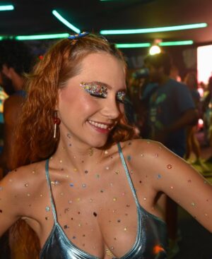 Lorena Comparato Instagram - #tbt de carnaVRAU pq já tô animada e contando as horas pro #carnaval desse ano 🎉🎊❤️‍🔥