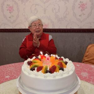 Lorene Ren Instagram - 外婆104歲生日快樂🎂

從外婆身上學習養成長壽基因～
☀️喜歡外出曬太陽
🥰保持開心對事情不過分擔心
🍱胃口好不挑食什麼都吃
一定還有什麼秘訣㊙️
下次多問問家人們再來分享😆

今天最有趣的環節
就是大家都喜歡問外婆”我是誰”
很像在認神奇寶貝的名字🤪
有的孫字輩名字要想一下
但外婆都記得超厲害的👍🏻