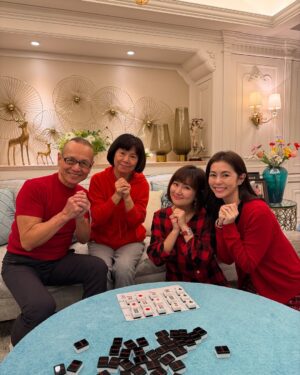 Lorene Ren Instagram - 元宵節快樂🏮

從除夕到農曆十五
珍惜著跟家人親戚朋友相聚的時刻
吃自家大廚們親手料理的美食
喝著讓人開心的飲料
玩著有趣又激烈的遊戲
趁好天氣四處走走曬太陽
真是豐富又幸福的農曆新年🧧

猜猜我今晚湯圓吃幾顆？