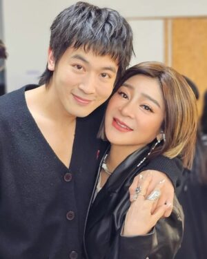 Lotus Wang Instagram - 謝謝帥兒送的蛇🐍手機殼🥳特別為媽咪訂做的只有兩個《母子殼》❤️
貼心的兒子😍
愛你😍

#我是保庇天后王彩樺
小樂 吳思賢
#兒子我們ㄧ定會越來越好
#祝福大家吉祥如意