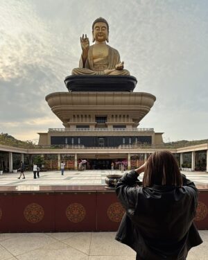 Lotus Wang Instagram - 每次回到佛光山佛陀紀念館都充滿感動🙏
每一次都有意想不到的驚喜🎉
很榮幸(法華經美術展故宮國寶)最後一天我還能趕得上☺️
更難能可貴還可以看到《龍藏經》☺️🙏
覺得自己很有福報🙏
百萬心經入法身🙏
寫了一篇心經🙏
感恩法師們🙏
昨晚住在大佛座下滿滿的幸福🥰
謝謝佛菩薩的疼愛😍
一切都是最好的安排❤️

#我是佛菩薩疼愛的孩子
#我是保庇天后
#佛陀紀念館
#願你我都越來越好