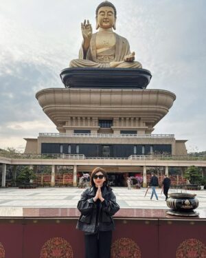Lotus Wang Instagram - 每次回到佛光山佛陀紀念館都充滿感動🙏
每一次都有意想不到的驚喜🎉
很榮幸(法華經美術展故宮國寶)最後一天我還能趕得上☺️
更難能可貴還可以看到《龍藏經》☺️🙏
覺得自己很有福報🙏
百萬心經入法身🙏
寫了一篇心經🙏
感恩法師們🙏
昨晚住在大佛座下滿滿的幸福🥰
謝謝佛菩薩的疼愛😍
一切都是最好的安排❤️

#我是佛菩薩疼愛的孩子
#我是保庇天后
#佛陀紀念館
#願你我都越來越好