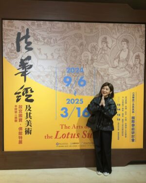 Lotus Wang Instagram - 每次回到佛光山佛陀紀念館都充滿感動🙏
每一次都有意想不到的驚喜🎉
很榮幸(法華經美術展故宮國寶)最後一天我還能趕得上☺️
更難能可貴還可以看到《龍藏經》☺️🙏
覺得自己很有福報🙏
百萬心經入法身🙏
寫了一篇心經🙏
感恩法師們🙏
昨晚住在大佛座下滿滿的幸福🥰
謝謝佛菩薩的疼愛😍
一切都是最好的安排❤️

#我是佛菩薩疼愛的孩子
#我是保庇天后
#佛陀紀念館
#願你我都越來越好