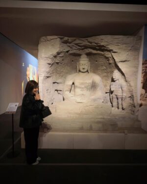 Lotus Wang Instagram - 每次回到佛光山佛陀紀念館都充滿感動🙏
每一次都有意想不到的驚喜🎉
很榮幸(法華經美術展故宮國寶)最後一天我還能趕得上☺️
更難能可貴還可以看到《龍藏經》☺️🙏
覺得自己很有福報🙏
百萬心經入法身🙏
寫了一篇心經🙏
感恩法師們🙏
昨晚住在大佛座下滿滿的幸福🥰
謝謝佛菩薩的疼愛😍
一切都是最好的安排❤️

#我是佛菩薩疼愛的孩子
#我是保庇天后
#佛陀紀念館
#願你我都越來越好