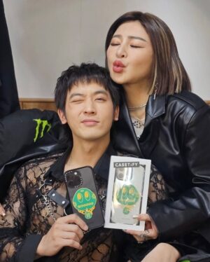Lotus Wang Instagram - 謝謝帥兒送的蛇🐍手機殼🥳特別為媽咪訂做的只有兩個《母子殼》❤️
貼心的兒子😍
愛你😍

#我是保庇天后王彩樺
小樂 吳思賢
#兒子我們ㄧ定會越來越好
#祝福大家吉祥如意