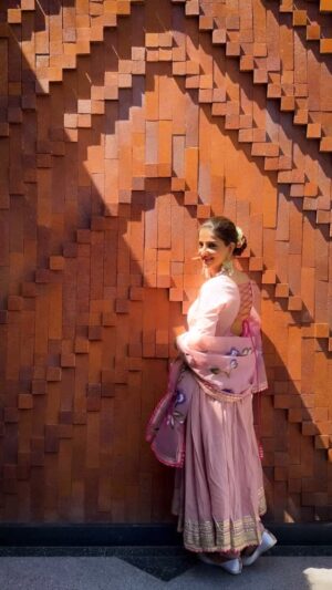 Loveleen Kaur Sasan Instagram - How gorgeous is this Pink handbrush Anarkali Set from @lavanyathelabel 🦋✨