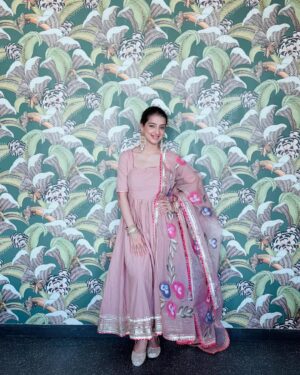 Loveleen Kaur Sasan Instagram - 𝐿𝑒𝒶𝒹 𝓌𝒾𝓉𝒽 𝓎𝑜𝓊𝓇 𝒽𝑒𝒶𝓇𝓉 𝒶𝓃𝒹 𝓉𝒽𝑒 𝑔𝑜𝑜𝒹 𝑜𝓃𝑒𝓈 𝓌𝒾𝓁𝓁 𝒻𝑜𝓁𝓁𝑜𝓌 ✨💫

Outfit: @lavanyathelabel ✨