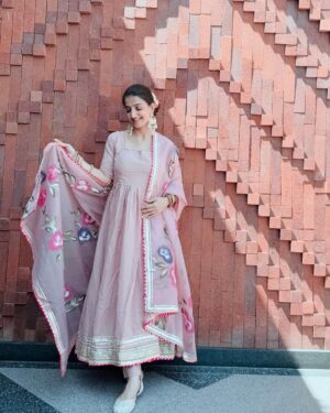 Loveleen Kaur Sasan Instagram - 𝐿𝑒𝒶𝒹 𝓌𝒾𝓉𝒽 𝓎𝑜𝓊𝓇 𝒽𝑒𝒶𝓇𝓉 𝒶𝓃𝒹 𝓉𝒽𝑒 𝑔𝑜𝑜𝒹 𝑜𝓃𝑒𝓈 𝓌𝒾𝓁𝓁 𝒻𝑜𝓁𝓁𝑜𝓌 ✨💫

Outfit: @lavanyathelabel ✨