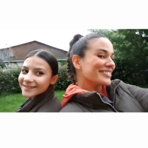 Lucie Lucas Instagram - Hier c'était l'avant première de Clem... les deux épisodes inédits sortent ce soir en Belgique et lundi sur TF1 à 21h10 (le 24 février)... petit album photo pour l'occasion ☺️ j'en ai plein d'autres à vous partager.. c'était trop bien ce tournage breton! Vive la nature et rando en famille! 

@loumagnan @agustingaliana @carolerichertofficiel @jean.dell @gamelonlaurent @thomas_chomel @elina.solomon_officiel @loupdenis.elion @bernardyerles @solene_hebert_officiel 

#clem #mediawan #tf1