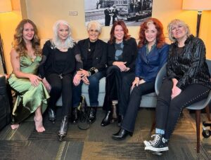 Lucinda Williams Instagram - ❤️‍🔥 REPOST @rosannecash ❤️‍🔥

Last night at a benefit concert for @sweetreliefmusiciansfund honoring @joancbaezofficial, and the rest of the ladies gather round her with much gratitude. Thank you, sisters, for creating a community of strength and love. Ain’t gonna let nobody turn us around. @missmargoprice @emmylouharrisofficial @joancbaezofficial @bonnieraittofficial @lucinda_williams