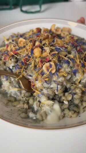 Ludovica Gargari Instagram - Un piatto simbolo di energia e resistenza, come il “Risotto alle ortiche, taleggio e fiori” per prepararci a celebrare il -1 anno alle Paralimpiadi di Milano Cortina 2026 🙌🏻💙🗓️ 
Questo piatto unisce delicatezza e carattere, proprio come gli atleti paralimpici: forza, determinazione e un tocco di eleganza nel superare ogni sfida! 🥇 

200g orzotto
qb vino Bianco
100g ortiche secche
50g taleggio
50ml panna
qb sale
qb pepe
qb fiori eduli
30g burro
30g parmigiano
1,5 lt brodo vegetale
20g nocciole 

tostate l’orzotto sfumate con vino e portate a cottura con brodo vegetale
aggiungete le ortiche secche e a fine cottura mantecate fuori fuoco con burro e parmigiano
per la salsa al taleggio portare a bollore la panna con il taleggio e far fondere e amalgamare tutto
impiattate con fiori sopra e nocciole!

#MilanoCortina2026 #TasteTheGames #paralimpiadi