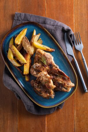 Ludovica Gargari Instagram - Pollo e patate = una garanzia! 🥔🍗😎 Poi, cotti in friggitrice ad aria... cenetta super veloce in arrivooo @lulugargari ✨

Ingredienti:
4 sovracosce di pollo
q.b. olio evo
q.b. sale
q.b. pepe
q.b. rosmarino
q.b. paprika
500 g patate

Procedimento:
Condite sia le patate tagliate a bastoncini che le sovracosce di pollo con olio, sale, pepe, paprika e rosmarino. Cuocete in friggitrice ad aria a 180 gradi per 20 minuti.. et voilà! 

#giallozafferano #gz #foodie #foodvibes #pollo #friggitriceadaria