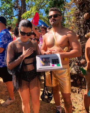 Luisa Clasen Instagram - Minha missão nesse carnaval foi registrar o evento histórico que foi OSCARNAVAL, com Brasil em evidência e nossa musa @oficialfernandatorres sendo inspiração pra todos nós. Levei a urna eletrônica no domingo, e todos os dias flagrei alguns looks, fantasias e estandartes temáticos. Se você achou algum amigo/a, marca aqui nos comentários!
Qual foi seu favorito?
#oscarnaval #aindaestouaqui #fernandatorres #fantasia #oscar #carnaval