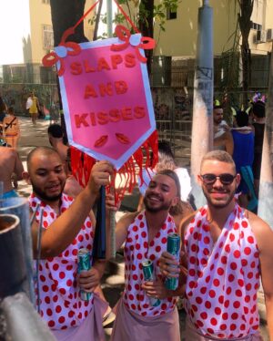 Luisa Clasen Instagram - Minha missão nesse carnaval foi registrar o evento histórico que foi OSCARNAVAL, com Brasil em evidência e nossa musa @oficialfernandatorres sendo inspiração pra todos nós. Levei a urna eletrônica no domingo, e todos os dias flagrei alguns looks, fantasias e estandartes temáticos. Se você achou algum amigo/a, marca aqui nos comentários!
Qual foi seu favorito?
#oscarnaval #aindaestouaqui #fernandatorres #fantasia #oscar #carnaval